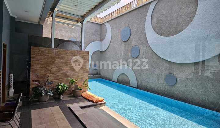 Rumah Lux Cantik Dengan Kolam Renang di Singgana Bandung 