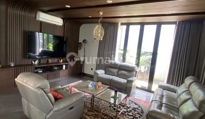 Rumah Cantik Dengan Kolam Renang di Setiabudi Regency Bandung