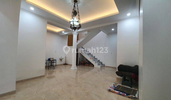 Disewakan Rumah / Ruang Usaha 7 Kamar Di Perumahan Tytyan Kencana 1
