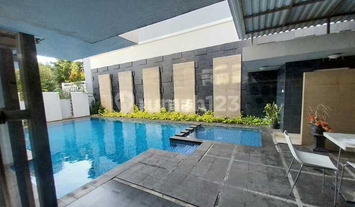 Rumah Cantik Modern Dengan Kolam Renang Di Kota Wisata