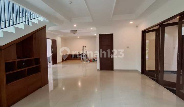 Dijual Murah Rumah Hoek,spek Premium,depan Taman Siap Huni Di Kota Wisata Cibubur