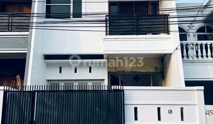 Rumah Siap Huni 3 Lantai Tomang