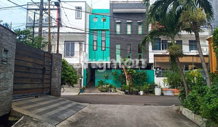 4-STORY READY-TO-OCCUPY HOUSE IN PLUIT KARANG