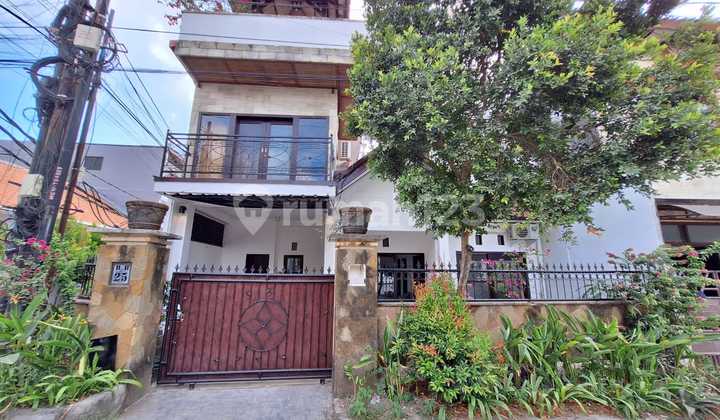 Two-Story House with Rooftop in a Strategic Location on Jl. Pantai Balangan