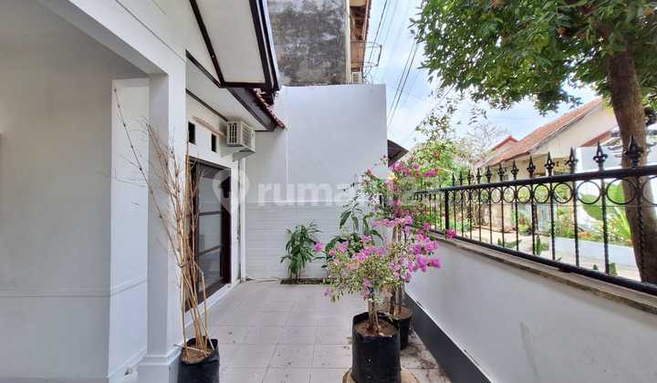Two-Story House with Rooftop in a Strategic Location on Jl. Pantai Balangan