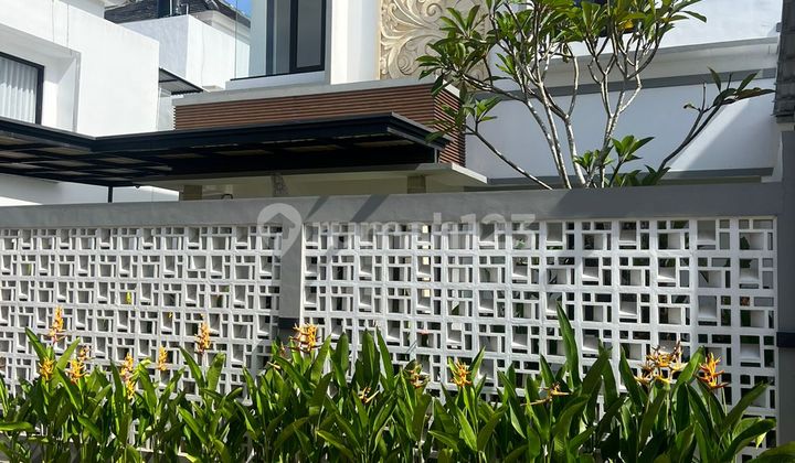 Rumah 2 Lantai Lingkungan One Gate System di Mumbul Dekat Tol 2