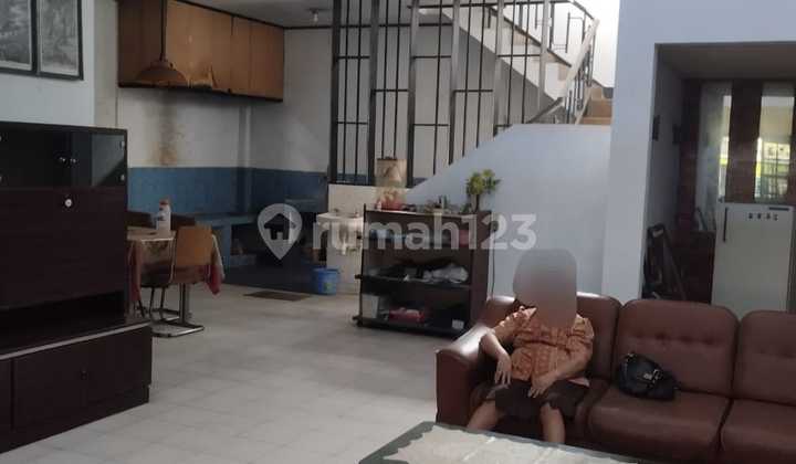 Rumah 6 Kamar Tidur Di Pusat Kota Jember 1