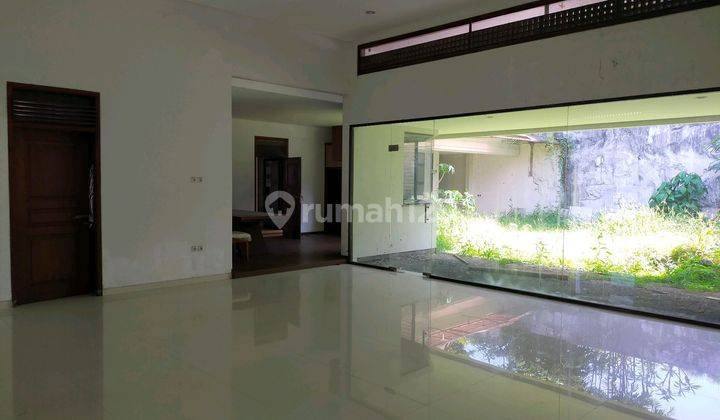 Rumah Luas 4 Kamar Tidur Di Perumahan Elit Tengah Kota Jember 1