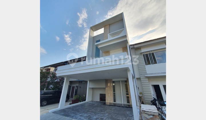 Rumah Besar Ada Rooftop di BSD, Tangerang Selatan
