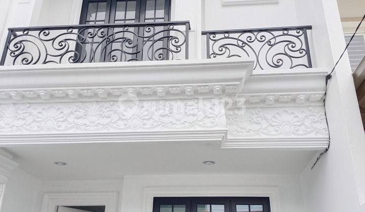 Rumah 2 Lantai Type American Classic di Duta Garden, Tangerang 1