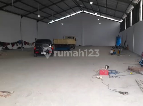 Warehouse for Rent with Office, Parking Area, Toilet, and Borehole Water in Cikupa, Tangerang