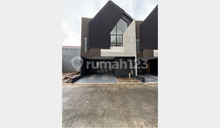 Brand New 3 Lantai, Rumah Modern Dalam Town House di Rempoa