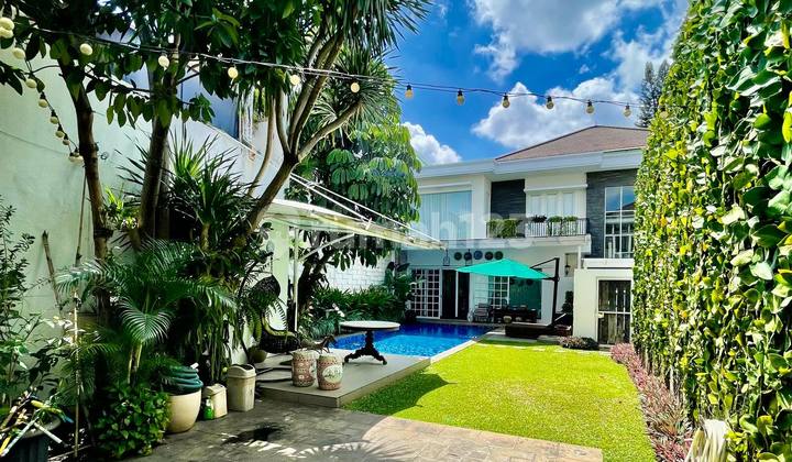 Rumah Dijual dengan Taman Besar dan Indah di Jakarta Selatan