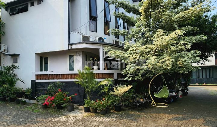 Rumah dengan Kost dalam Townhouse di Kebayoran Lama 2
