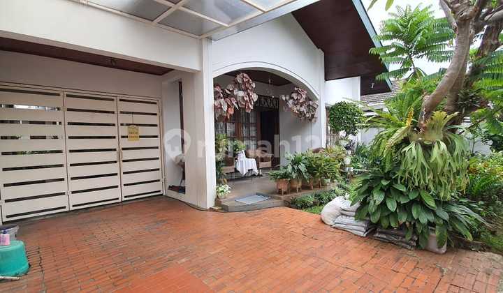 Dijual Rumah Lama Lokasi Strategis di Kebayoran Baru