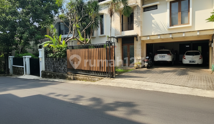 Modern Style House, located in the Kebayoran Lama Area with Wide Road Access.