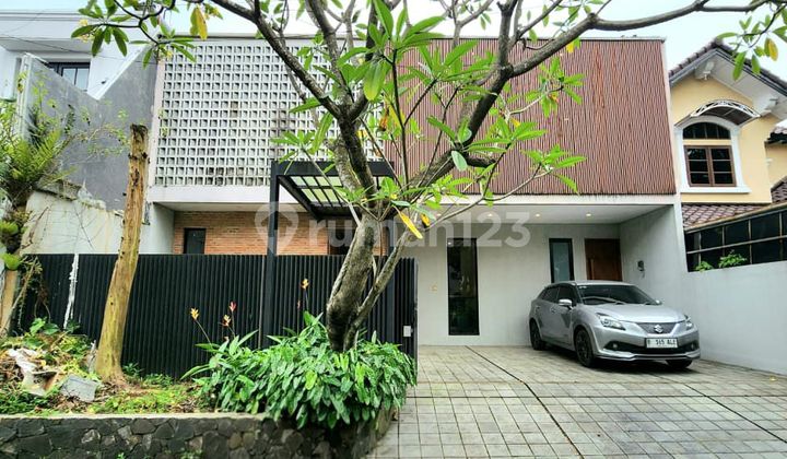Dijual Rumah Modern Industrial di Lebak Bulus