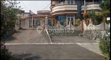 Rumah Besar Dekat Kota dan Pusat Perbelanjaan 2