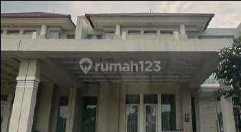 Rumah Hunian Eksklusive Dekat Pusat Perbelanjaan di Kota Surabaya 2