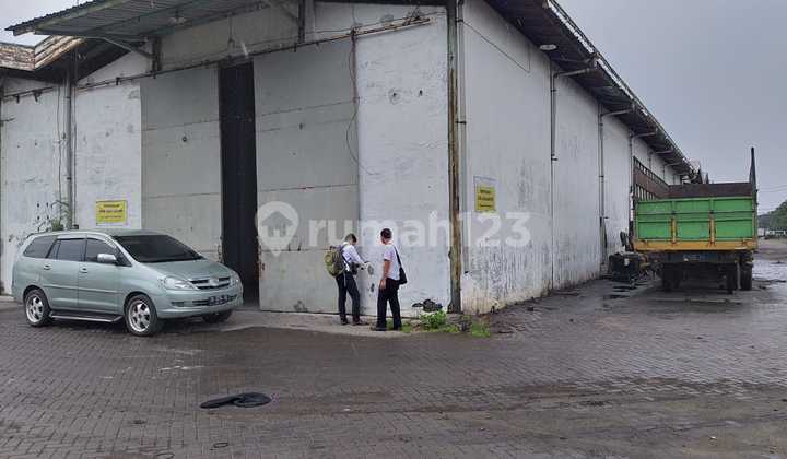 Empty Warehouse Ready to Use, Sturdy Building in Margomulyo Permai