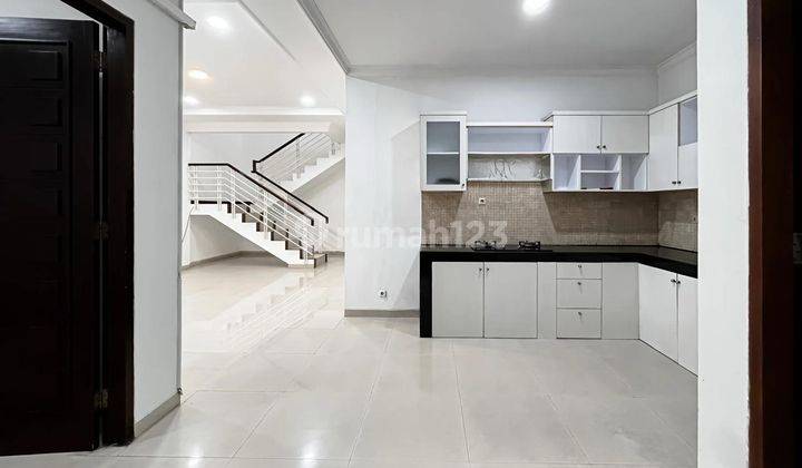 Rumah 2 Lantai Puri Indah Lokasi Strategis Hadap Utara 2