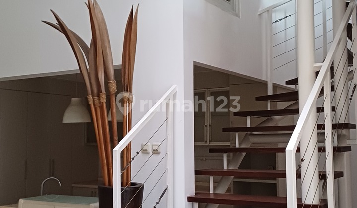 Rumah 3.5 Lantai Puri Indah Blok E, 7x20, Strategis Dekat Sekolah Pasar Mal SHM 1