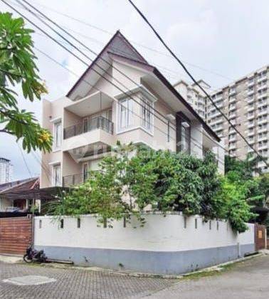 Dijual Rumah Di Kebun Jeruk Indah, Hoek, 3 Lantai, Lt.287m 1