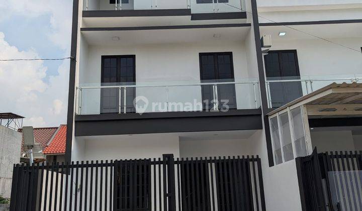 Dijual Rumah Mewah Brand New 3 Lantai Taman Surya 1