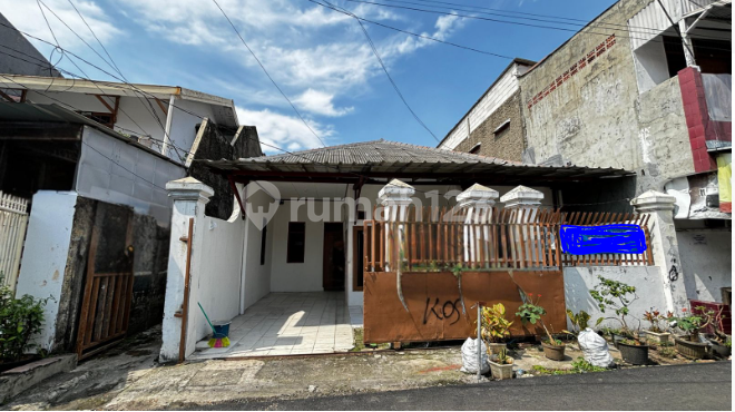 Rumah terawat rapi, Akses 2 Mobil, Cocok Untuk Mess Karyawan, di Karet Setiabudi, hanya 5 menit ke Jl. Jend. Sudirman.  2