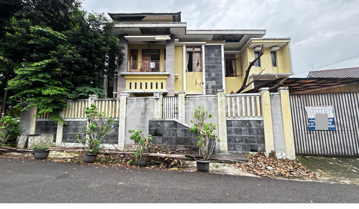 Rumah Besar 2 Lantai, Hook, Depan Taman, Akses Jalan 2 Mobil Lega, Hanya 20 Meter ke Eco Park Tebet