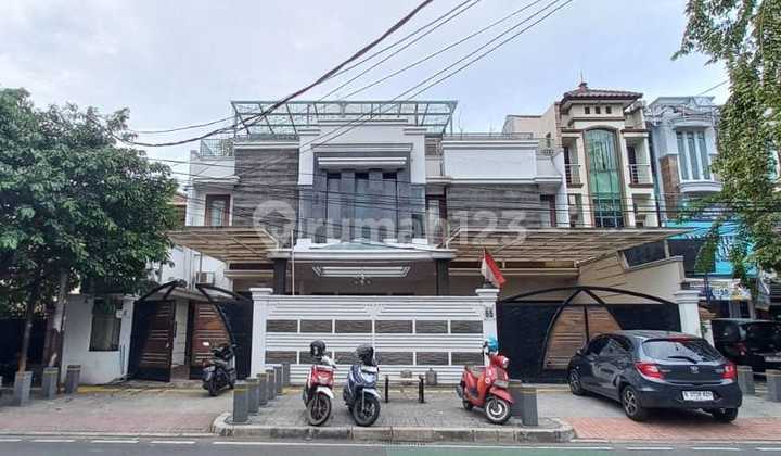 Rumah Mewah 3 Lantai di Jalan Tebet Raya, Tebet.