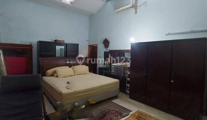 Rumah 2 Lantai Bagus Semi Furnished SHM di Jalan Tebet Raya, Jakarta Selatan Selangkah Dari Stasiun Ka Tebet 2