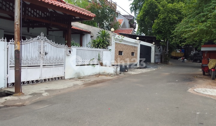 Rumah Di Tebet Timur Dengan Akses Jalan 3 Mobil, Lingkungan Tenang Dan Nyaman, Strategis Dekat Jalan Tebet Raya