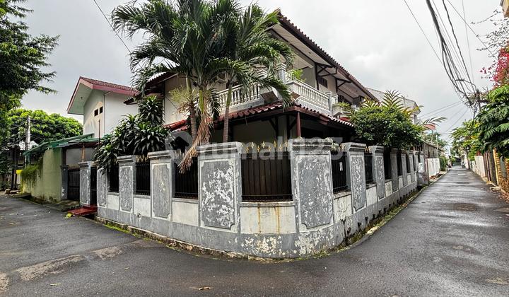 Rumah Besar 2 Lantai Hoek, Menghadap Taman dengan Akses Jalan 2 Mobil di Tebet Barat, dan Hanya 5 Menit ke Mall Kokas Rumah Besar 2 Lantai Hoek, Menghadap Taman dengan Akses Jalan 2 Mobil di Tebet Barat, dan Hanya 5 Menit ke Mall Kokas