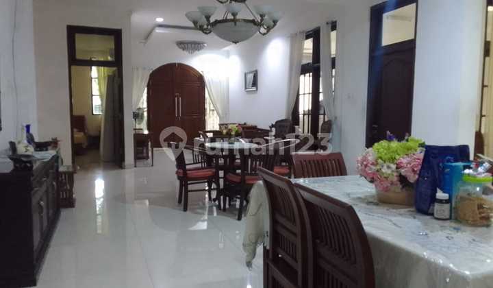 Rumah 2 Lantai, Cantik Terawat Di Tebet Timur, dan Hanya Satu Menit Ke Jl. MT Haryono