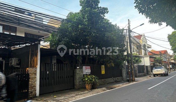 Rumah 2 Lantai, Cantik Terawat di Tebet Timur, dan Hanya Satu Menit ke Jl. Mt Haryono Rumah 2 Lantai, Cantik Terawat di Tebet Timur, dan Hanya Satu Menit ke Jl. Mt Haryono