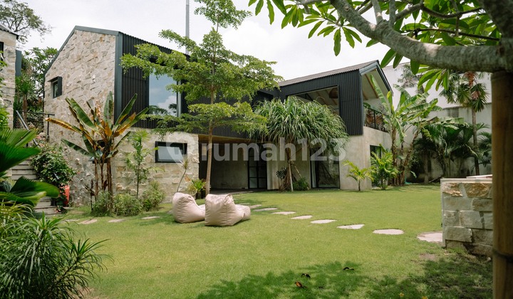 4Br Spacious Villa in a Peaceful Neighborhood