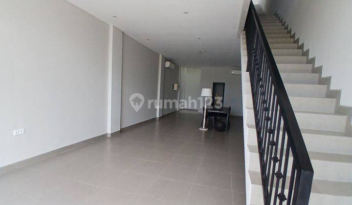 3LEVEL MEDITERRANEAN SHOPHOUSE with a Touch of Colonial Elegance 2