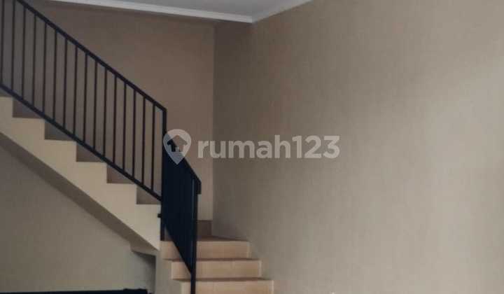 Strategically Located Shophouse in Sarijadi Bandung Frf 026