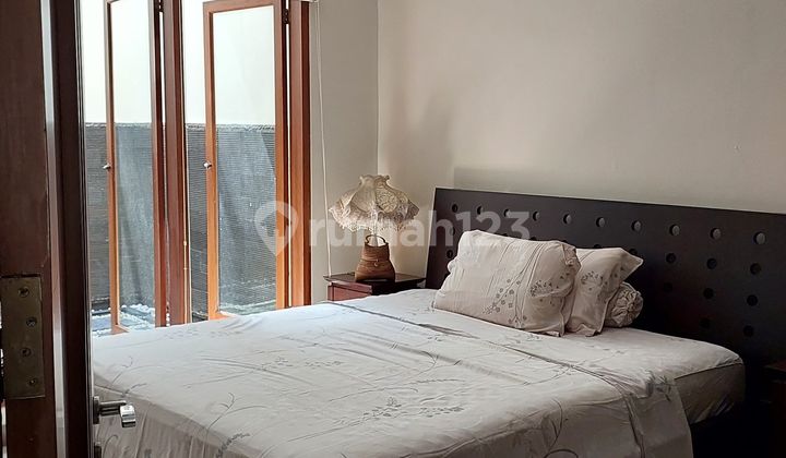 Dijual Rumah Depan Taman yang Luas dan Rindang