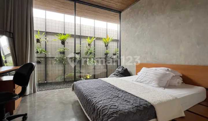 Rumah Mewah dengan Kolam Renang 2