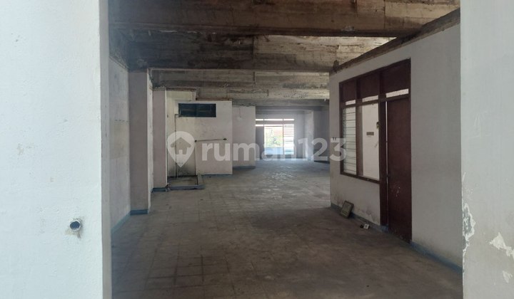 Very Cheap Shop House Right in the Middle of Slamet Riyadi Street Very Cheap Shop House Right in the Middle of Slamet Riyadi Street