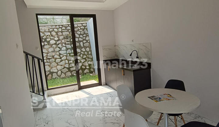 ruang tamu rumah premium di cibubur city