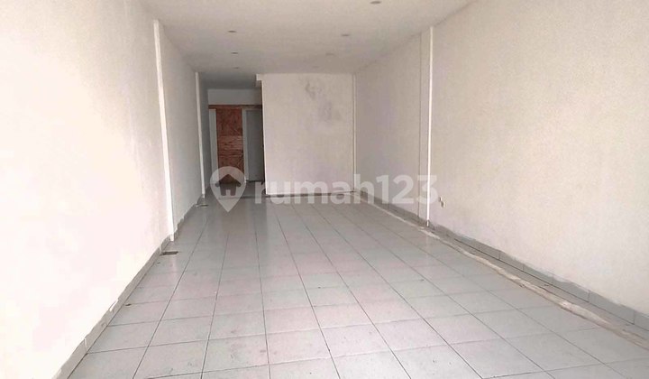 Super Strategic! For Rent: 2.5-Story Shop House in Duri Kosambi, Cengkareng - Near Rawa Buaya Station