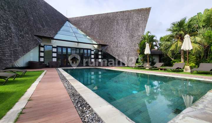 Villa Lokasi Strategis Desain Arsitektur Unik di Padonan, Bali