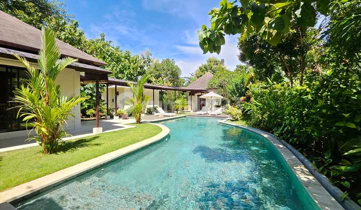 Luxury Villa with Spacious Garden in Puri Gading Jimbaran, Bali Luxury Villa with Spacious Garden in Puri Gading Jimbaran, Bali