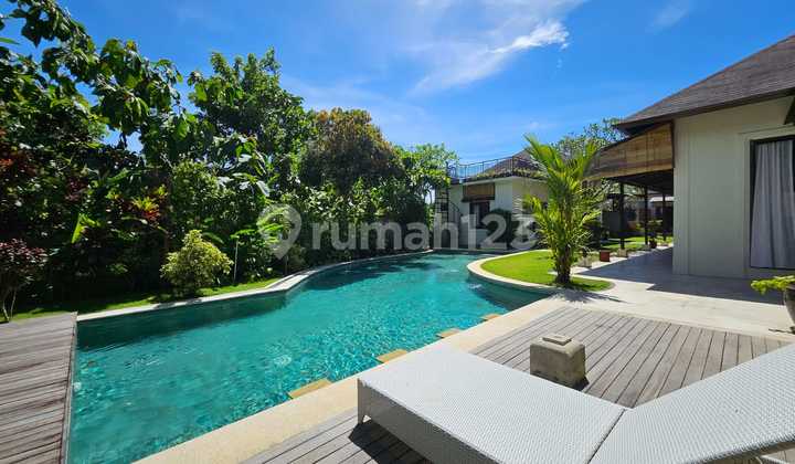 Luxury Villa with Spacious Garden in Puri Gading Jimbaran, Bali Luxury Villa with Spacious Garden in Puri Gading Jimbaran, Bali