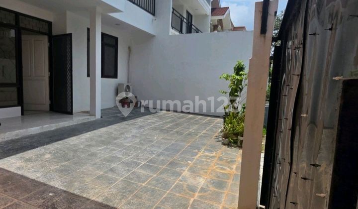 Disewakan Rumah Siap Huni 4+1Kt Parkir 3 Mobil Kawasan Elit
