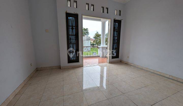 Disewakan Rumah Istimewa Permata Buana Jakbar 2lt 4kamar Tidur 2