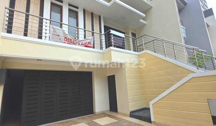 Disewakan Rumah Permata Buana 3lt 5+2kt 3mobil Hadap Utara 408m² 2